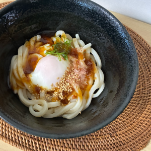 鍋もレンジも不要！「冷凍うどん」をたった1分で茹でる意外なワザ「夏休みのご飯に」「洗いものが出ない」