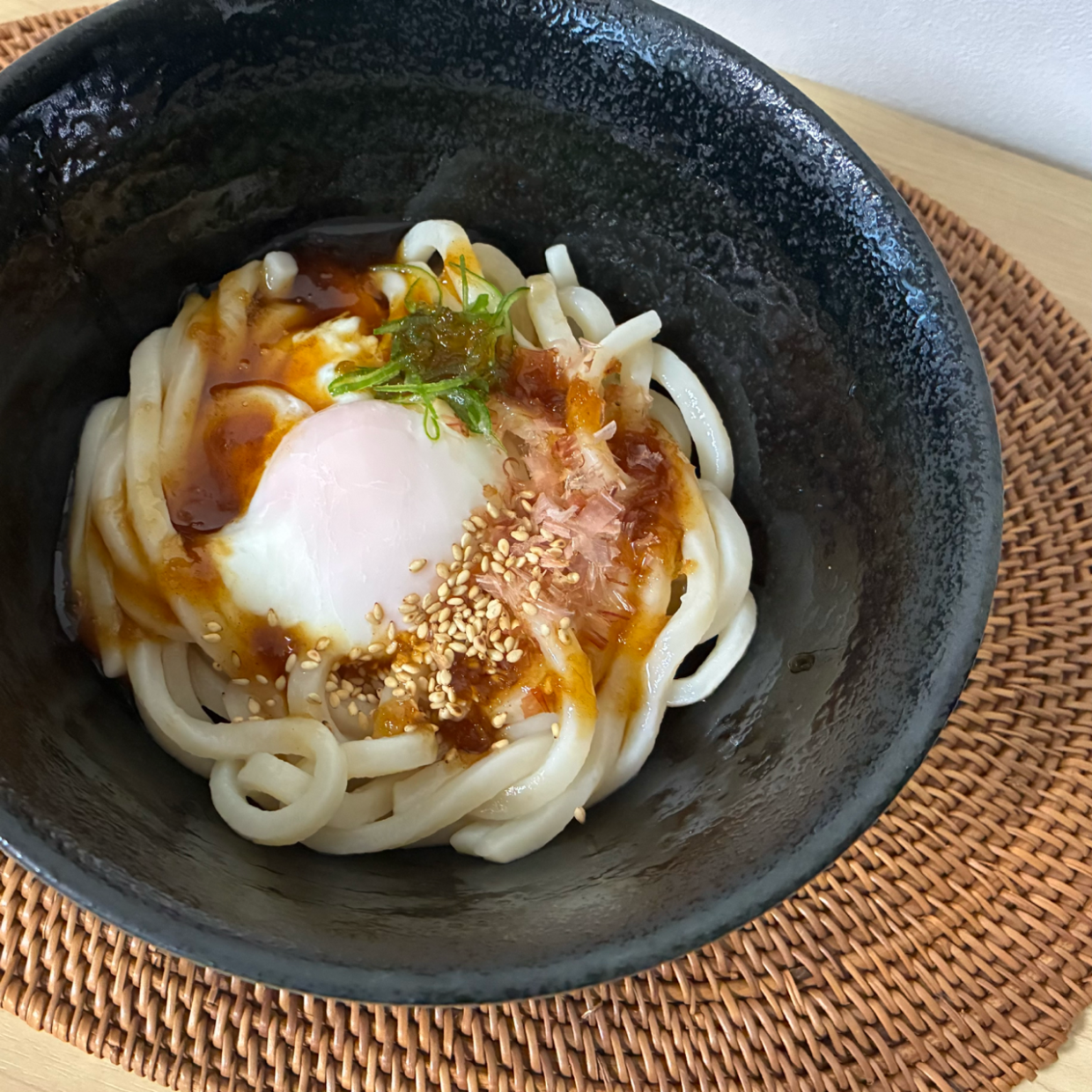  鍋もレンジも不要！「冷凍うどん」をたった1分で茹でる意外なワザ「夏休みのご飯に」「洗いものが出ない」 