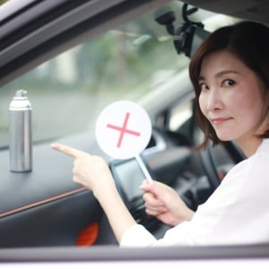 真夏の車内に置いてはいけない“危険アイテム”3つ「夏に使うもの…」「冷却・虫よけスプレーも」