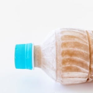 冷凍庫に入れるのはNG!?「ペットボトル」を凍らせてはいけない理由「知らなかった」「夏にやりがち」