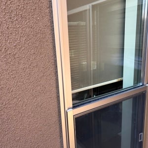 洗剤いらず！砂ぼこりがたまった「外窓」がピカピカになる“3ステップ”「使うのは新聞紙だけ」