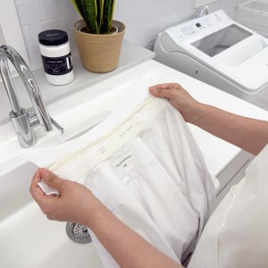 早く知りたかった。「黄ばんだワイシャツ」が一番白くなった“意外な洗濯術”【洗濯のプロから教わる】