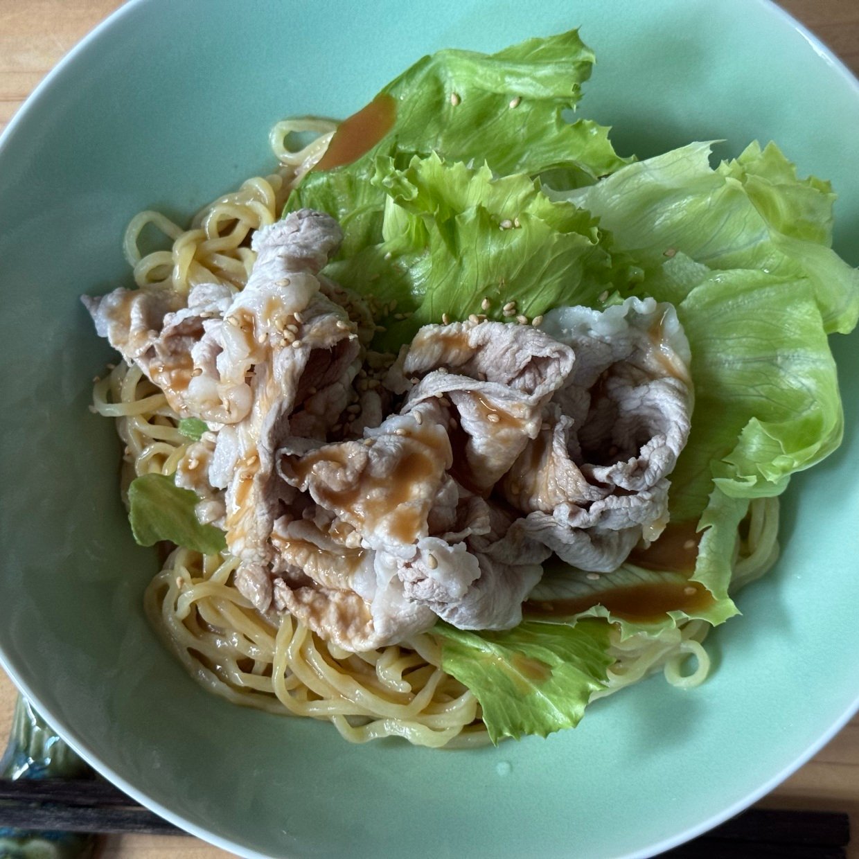  豚肉がかたくならない！2つの材料でボリューム満点の【ごちそうレタス冷麺】「夏休みにぴったり」 