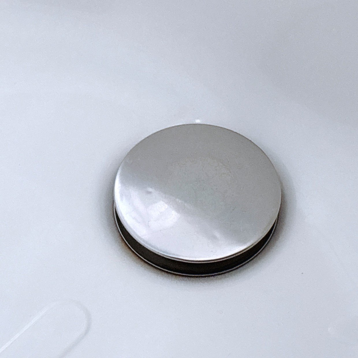  お風呂の「浴槽排水栓」やりがちな間違ったお手入れ法「においの原因だ」「取り外せるの知らなかった」 