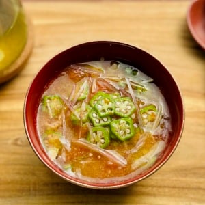 疲れた夏の胃腸に「ペクチン」を補給！“ネバネバの食物繊維”が夏バテ対策になる【トマトのみそ汁】
