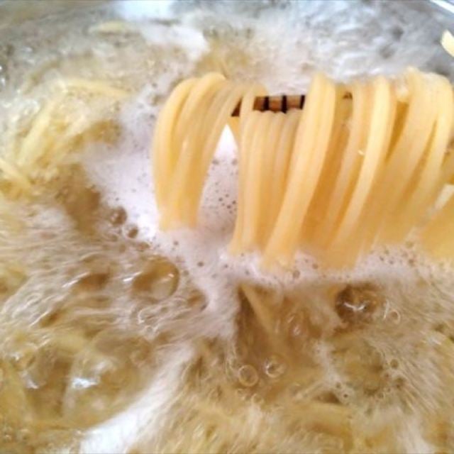  「パスタ」をゆでた“ゆで汁”の意外な使い道「知らなかった」「夏休み中の節水になる」 