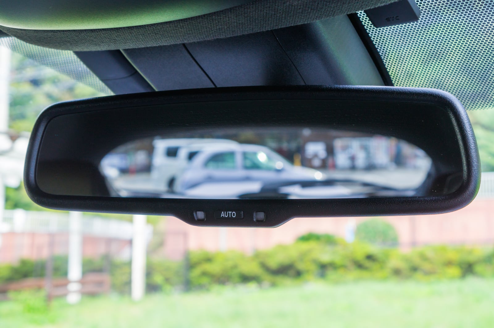 知らなかった。車のフロントガラスにある「ナゾの黒いドット柄」の正体