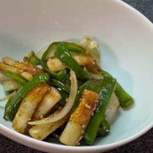 お肉の代わりに使う意外な節約食材とは？「簡単チンジャオロース風」レシピ「試したい」「満足感ある」
