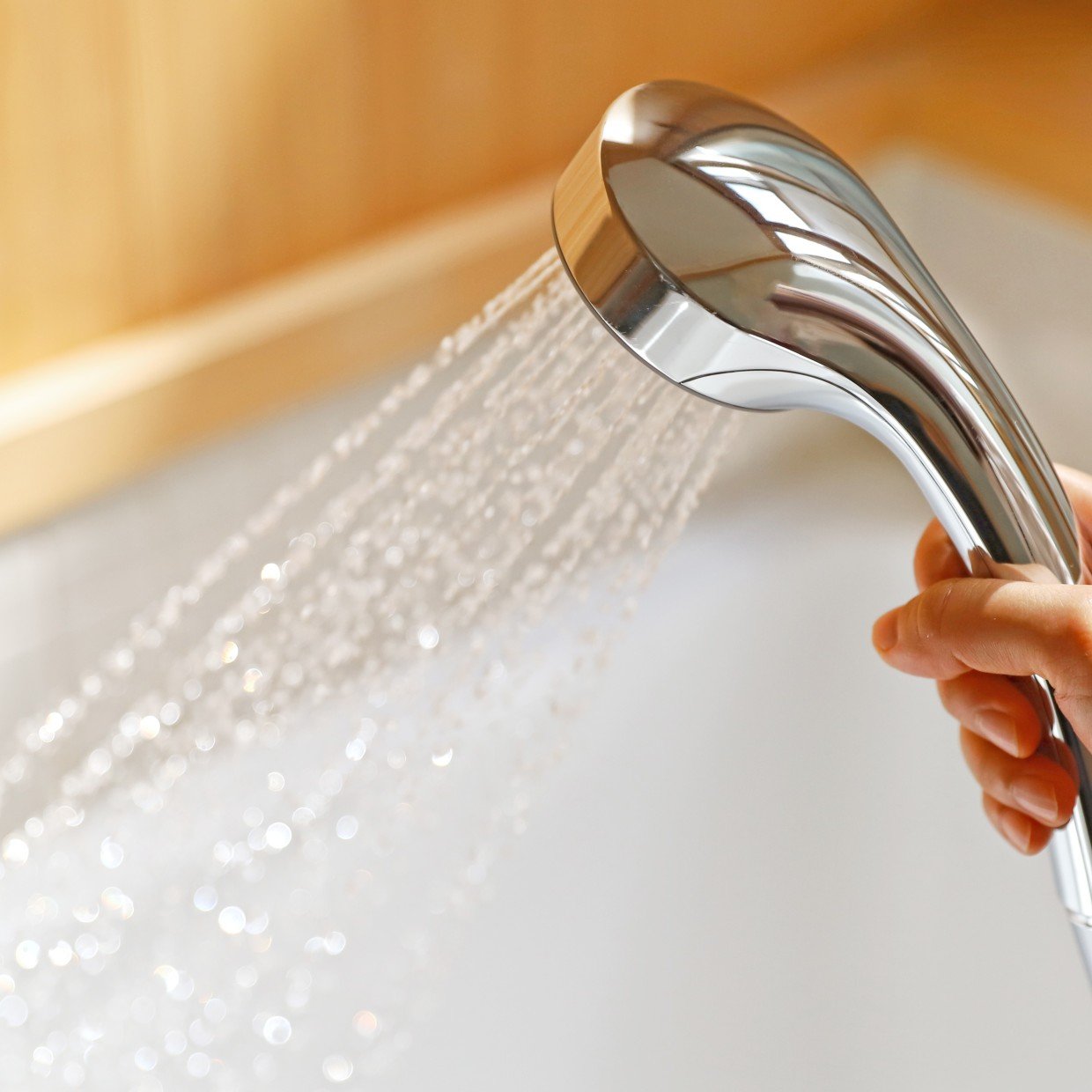  「シャワーの水圧」が弱い時に使うと“快適になる”意外なアイテム「ジャストフィット」「全然違う」 