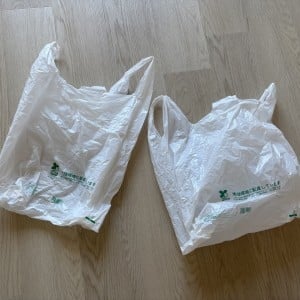 かさばる「レジ袋」と箱を組み合わせると…？「驚くほど快適な収納になる」「車内にも置きたい」