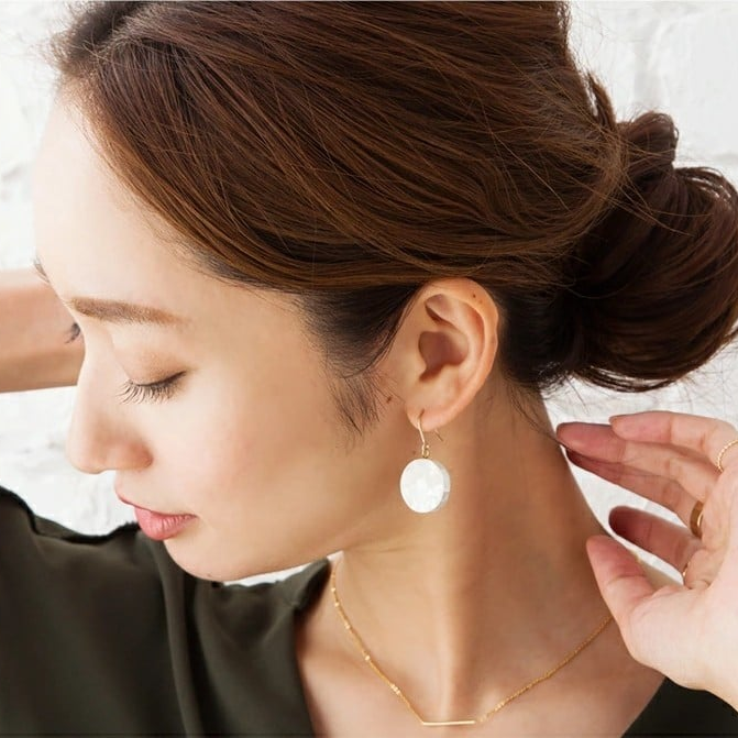  おしゃれな人は「耳」が違う。目を惹く夏っぽい涼しげなピアス3選 