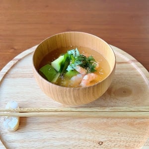 紫外線や冷房で疲れた体に。栄養抜群の2つの食材が主役“夏の冷製みそ汁”