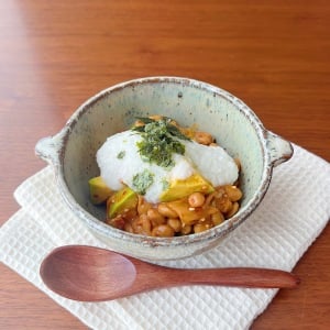夏の疲れた体が喜ぶ。発酵食品と食物繊維のWパワーでお腹をやさしくいたわる“納豆アレンジ”