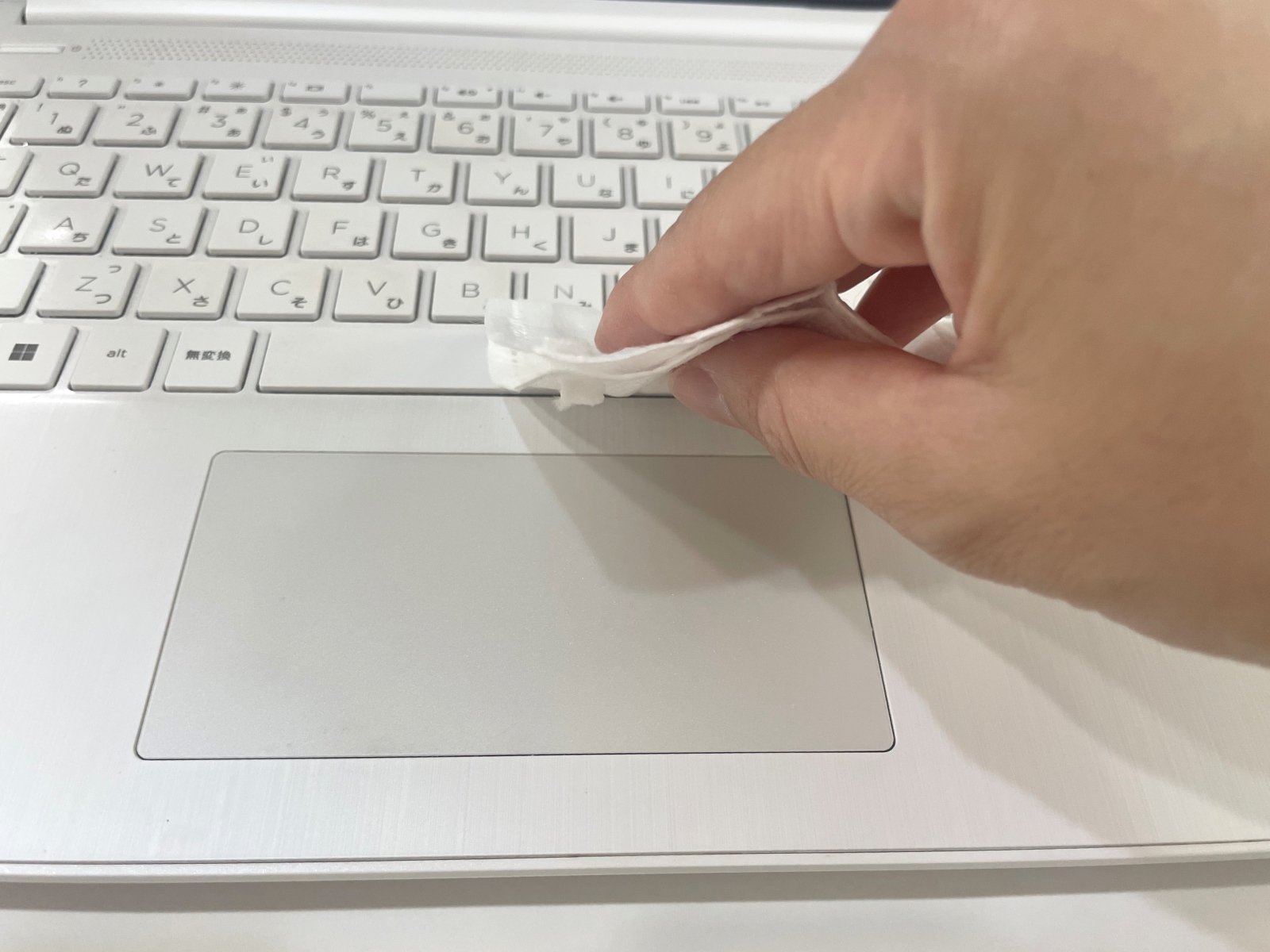 パソコンのキーボードのすき間のホコリやゴミも簡単に拭き取れる！