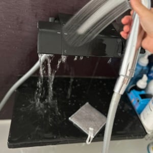 「お風呂場」の“うろこ汚れ”と“くすみ汚れ”は洗剤を使い分ける！くすみを輝かせる簡単掃除法