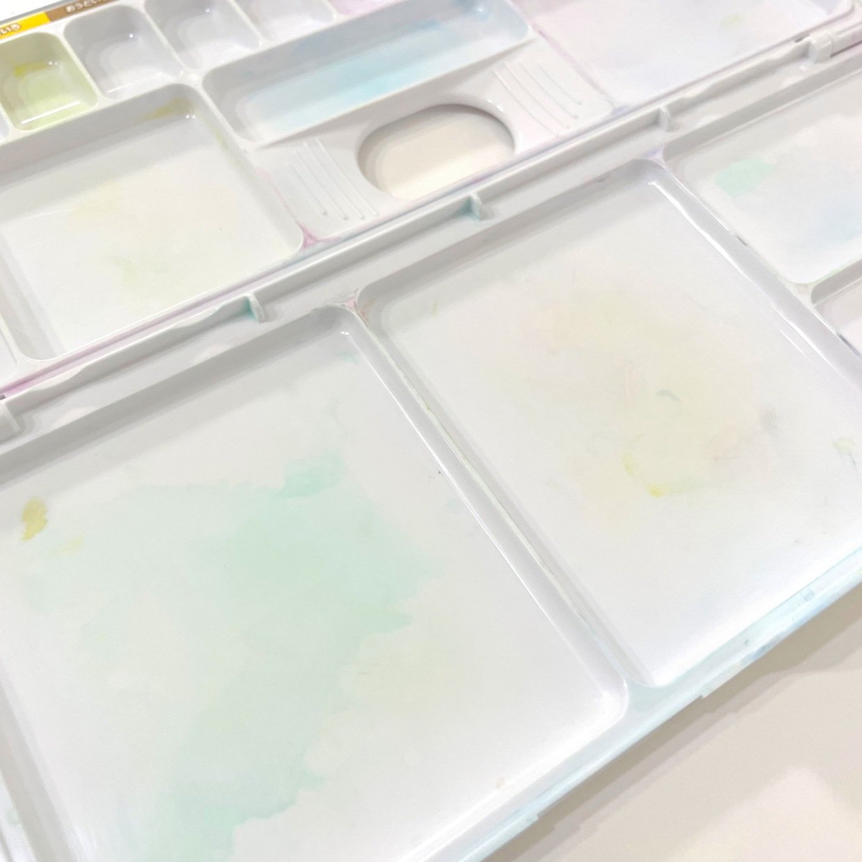  洗っても残る「絵の具パレットの跡」がスルッと落ちる“意外な方法”→「白くなった」「感動！」 