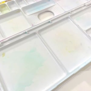 洗っても残る「絵の具パレットの跡」がスルッと落ちる“意外な方法”→「白くなった」「感動！」
