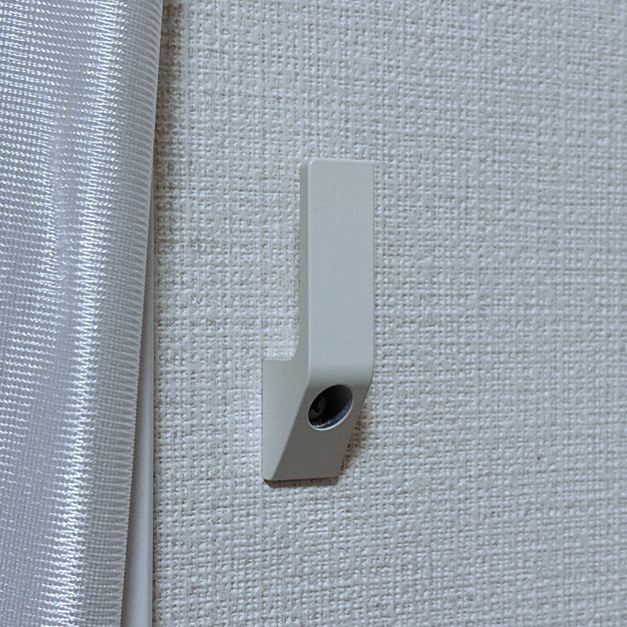  掛けるのはカーテンだけじゃない！「カーテンフック」の“意外な使い道3つ”「なくしものが減る」 