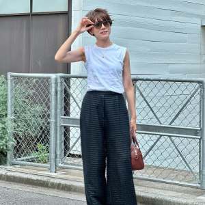 「おしゃれさんだよね」と噂されちゃう。垢抜けている人の“夏のモノトーンコーデ”3選