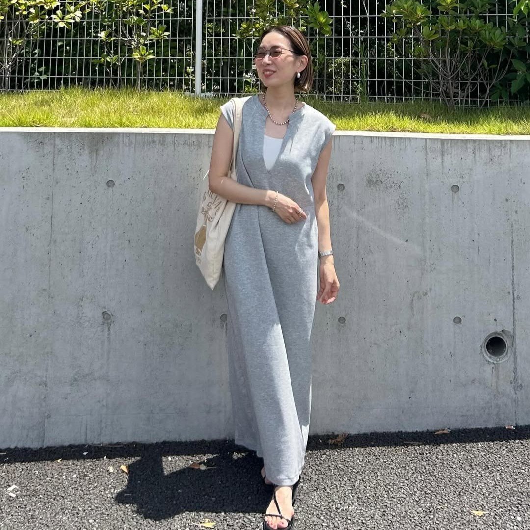  「グレー」の大人のおしゃれな“夏映えコーデ”3選「垢抜ける」「爽やか」 