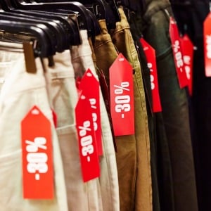 「夏のセールで後悔しない人」が“お金を貯めるため”に買わない“3つのアイテム”