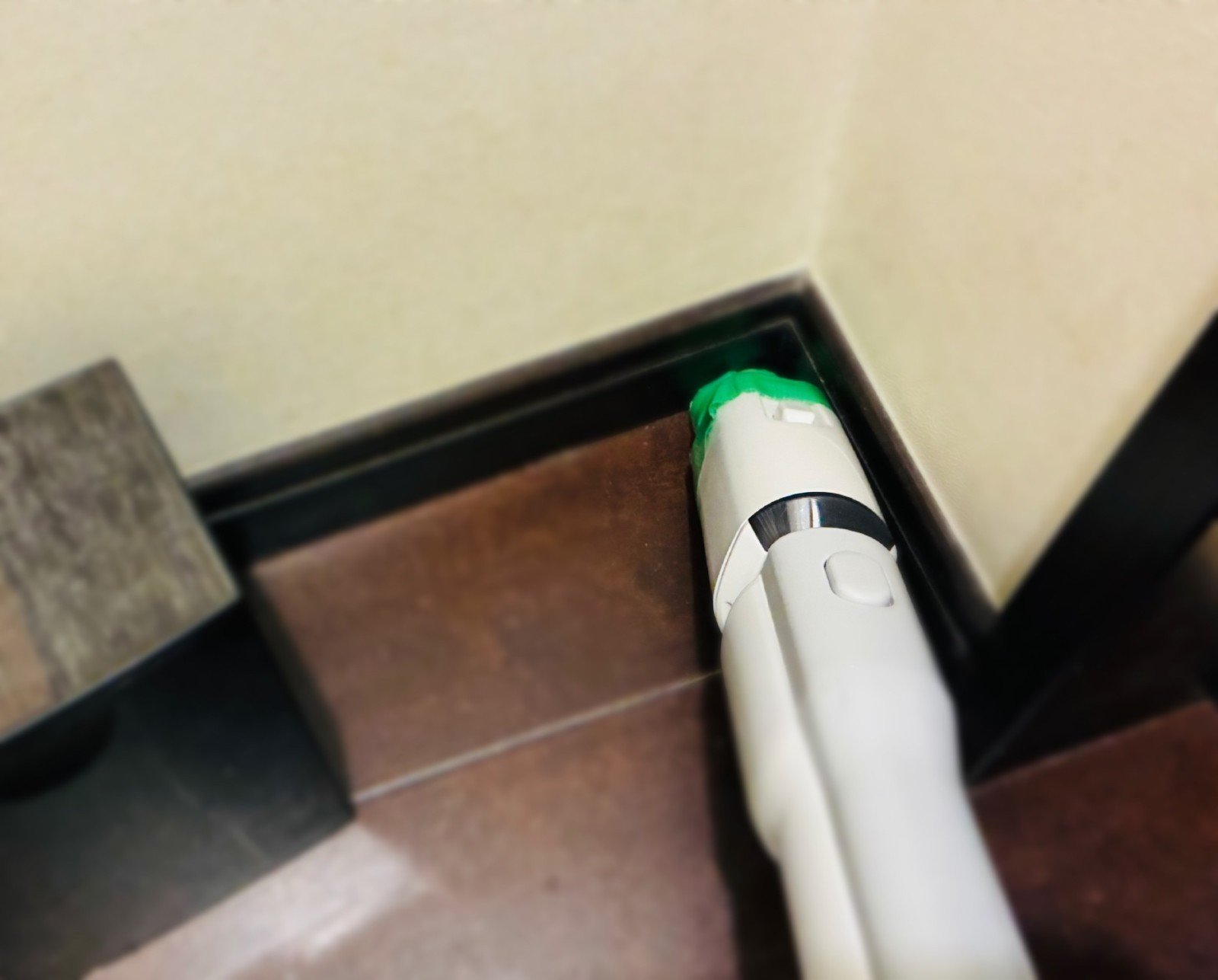 トイレットペーパーの芯をつけた掃除機でトイレ掃除。そのまま捨てられる!