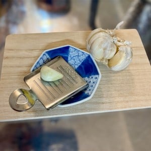 “台所にある3つのもの”で、手に残った「にんにく臭」を軽減できるなんて…！「すごい！」「簡単」