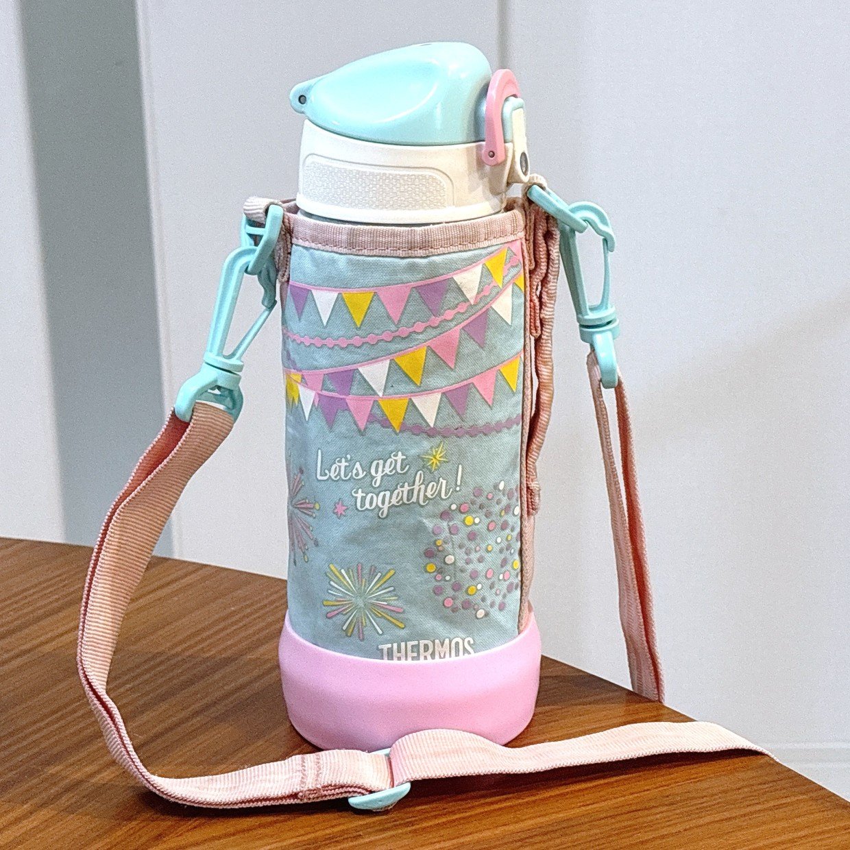  「水筒カバー」にごっそり染み込んだ蓄積汚れ。色落ち・傷みを防ぐ“お手入れ術”「ずっと洗ってなかった」 