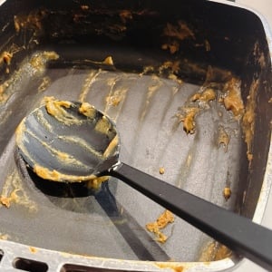 スポンジは最初に使わない！「カレー鍋」の汚れをごっそり落とす“簡単カレー鍋洗浄術”