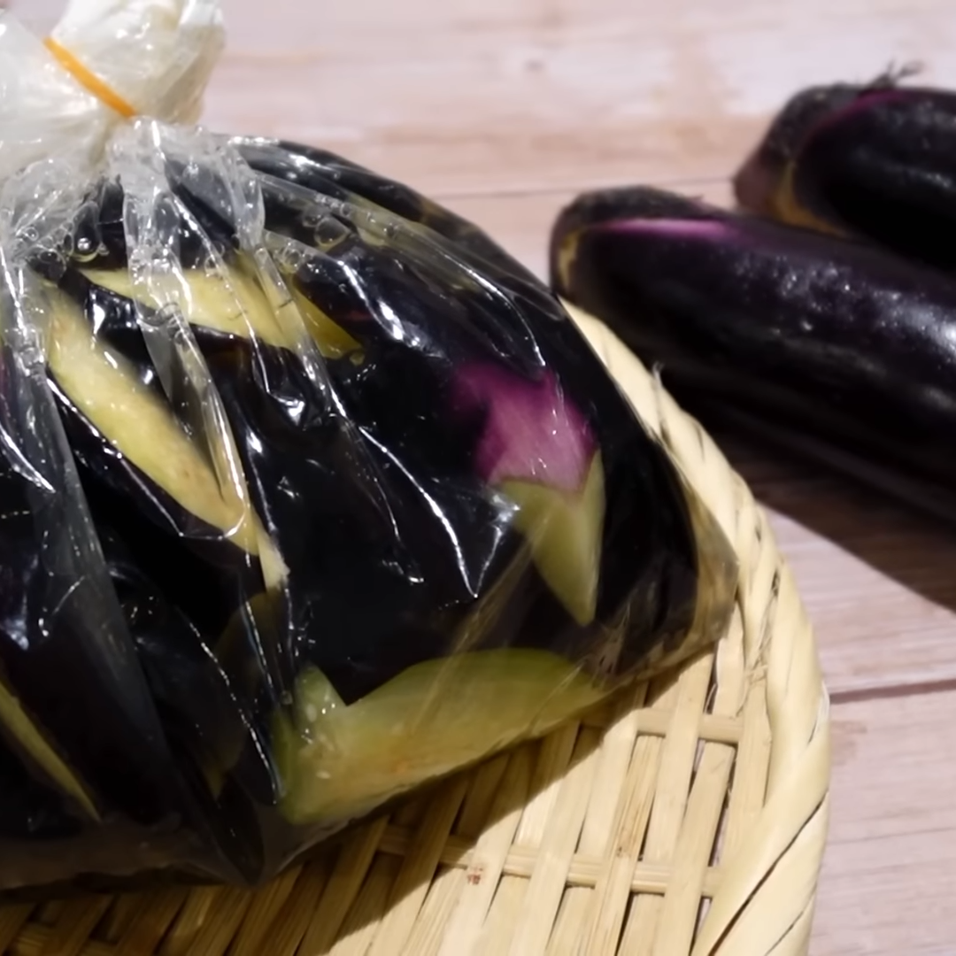  【生活習慣病・むくみ予防】アレンジがきくから多く作りたくなる「ナス」を5分もむだけの簡単浅漬け 