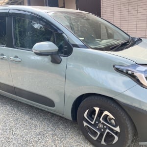 真夏の暑すぎる車内…。エアコンに挟むと快適になる意外なものとは…？「車移動に役立つ」「気分も爽快」