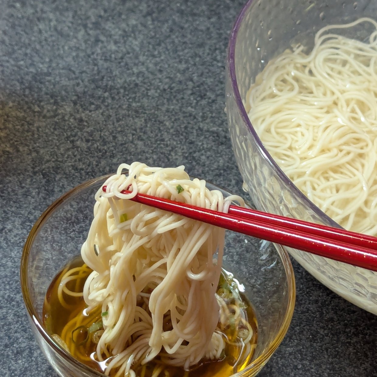  「意外過ぎる」「どんな味？」「気になる」めんつゆは“水で割らない”そうめんの意外な食べ方 