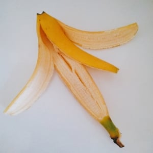 バナナは食べたあとも活躍する！「バナナの皮」の“キッチンで役立つ”使い道「捨てる前に使う」