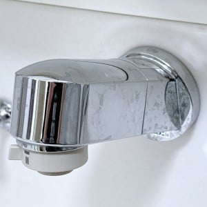 「洗面台水栓」の輝きが戻る“意外な掃除アイテム”「特別な洗剤は不要」「ついでに掃除できる！」