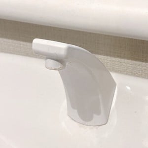 トイレの「手洗吐水口」の白い頑固な“カルキ汚れ”や“水アカ”がスルンと落ちる意外なアイテム