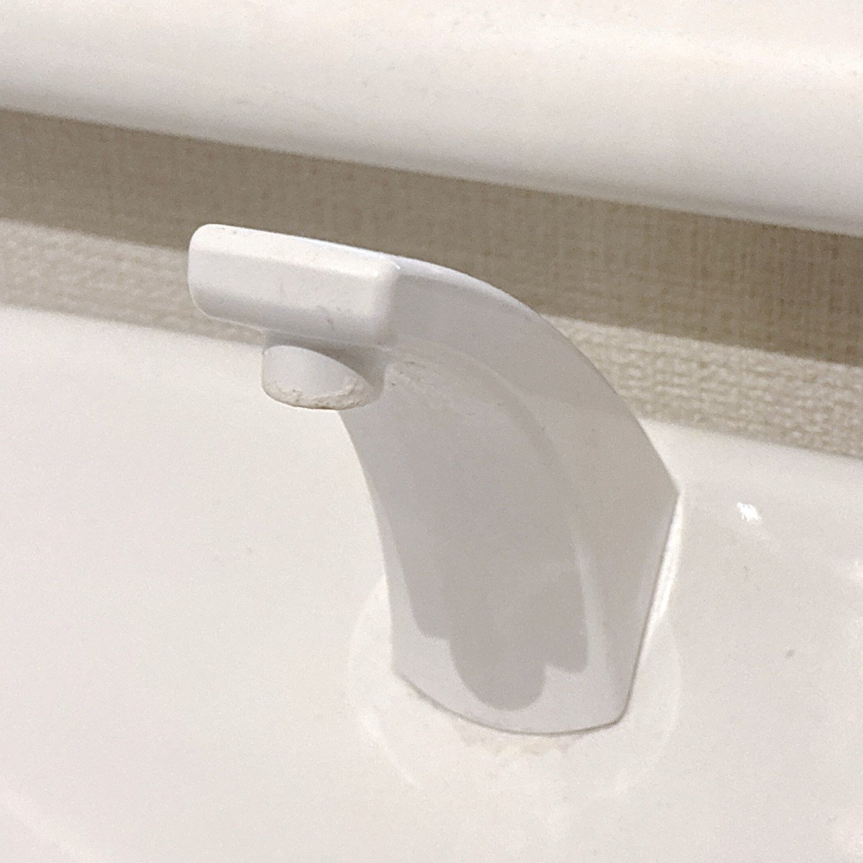  トイレの「手洗吐水口」の白い頑固な“カルキ汚れ”や“水アカ”がスルンと落ちる意外なアイテム 