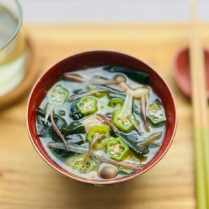 「みそ汁」で夏バテの胃を守る！ オクラと合わせたい“相乗効果で胃腸をガードする”食材とは？