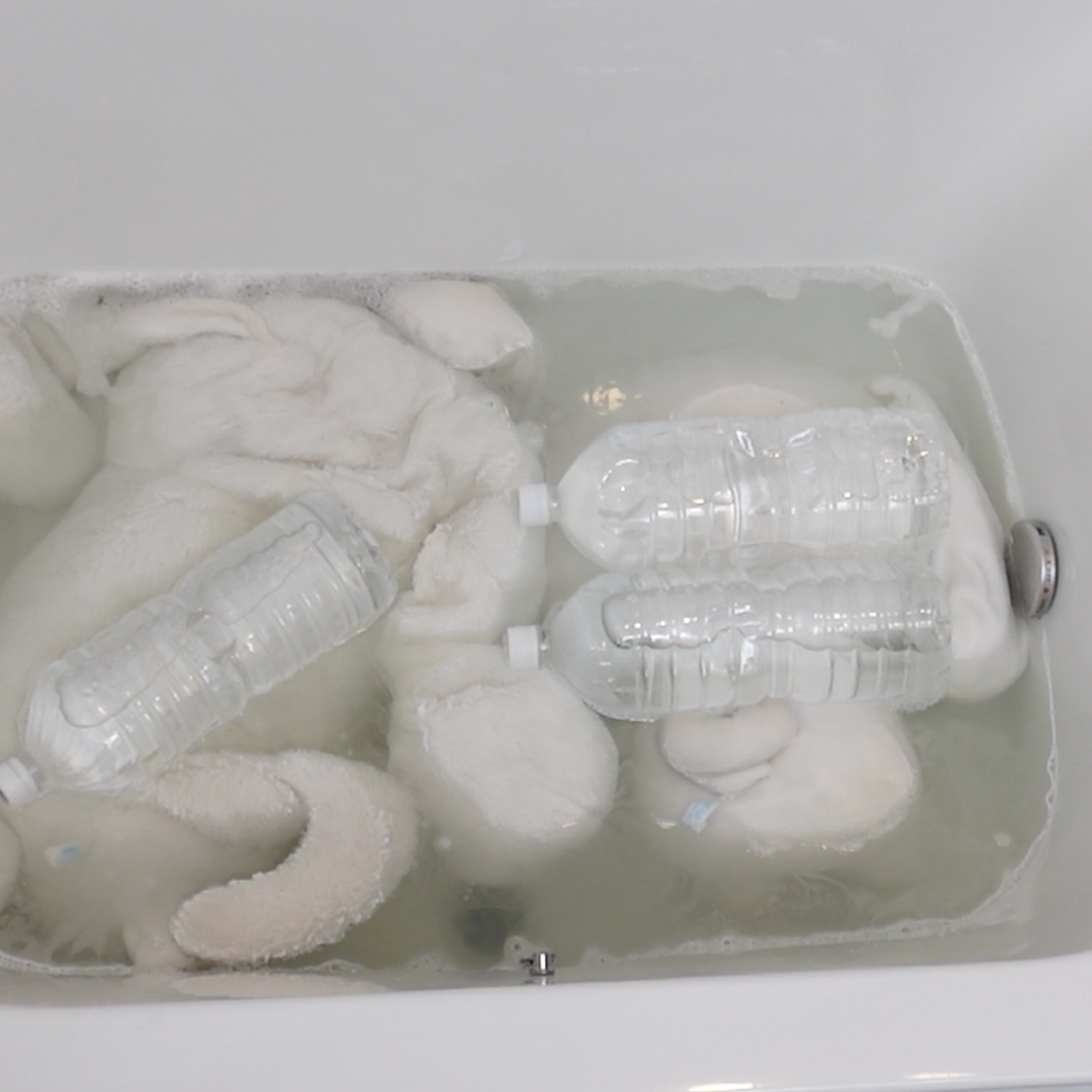  想像以上の皮脂・手垢・ダニが蓄積…。「白いぬいぐるみ」を清潔・真っ白に戻す“つけ置き洗い”テク 
