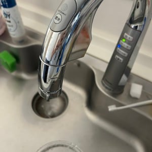 「キッチン水栓先端」の“ぬめり”を解消する掃除法「黒ずんでた…」「水の出が悪い原因かも」