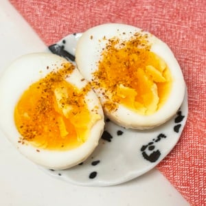 とろとろのクリームみたい！「半熟卵」に漬けるとおいしい“意外な調味料”の組み合わせ