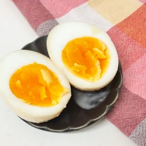 ポリ袋に入れて漬けるだけ！味付けはめんつゆだけじゃない「濃厚旨ダレ味玉」レシピ「箸がすすむ！」
