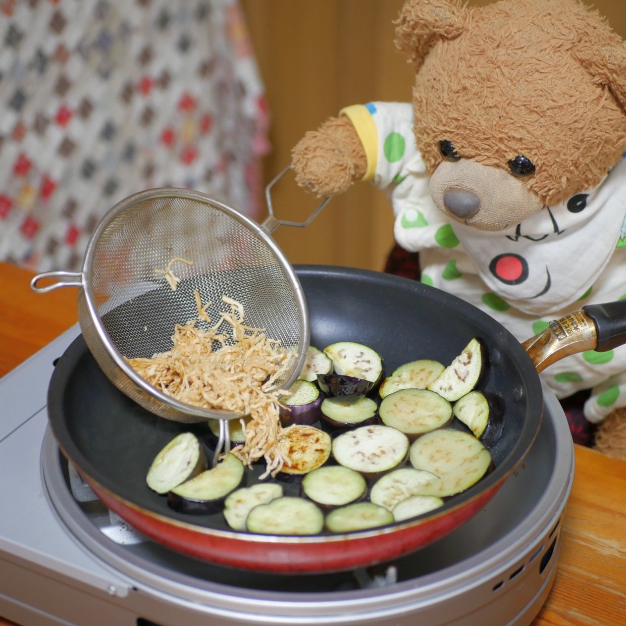  夏バテで食欲がない日におすすめ！切り干し大根と茄子を煮込む“赤い飲み物”とは？「冷やしてもおいしい」 