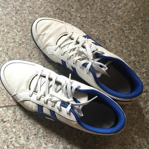 急な雨の日も助かる…。“濡れたスニーカー”を速攻で乾かす裏ワザ「短時間で乾く」