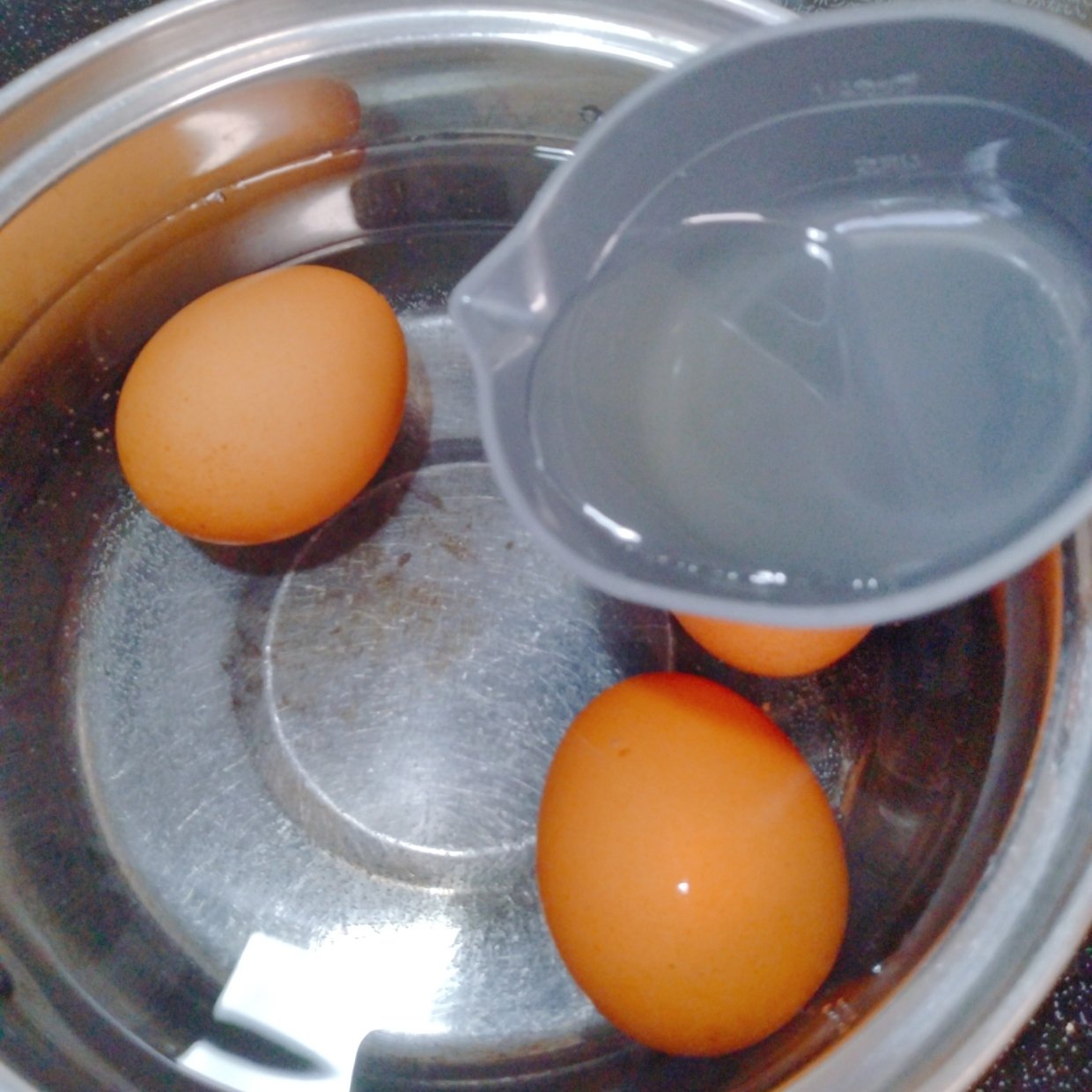  調味料を加えるだけで？「卵の殻むき」のストレスが消える裏ワザ「ツルっとむける」「ボロボロにならない」 