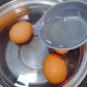 調味料を加えるだけで？「卵の殻むき」のストレスが消える裏ワザ「ツルっとむける」「ボロボロにならない」