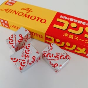 「固形コンソメ」を“力を使わず指で粉状にする”ワザ「便利！」「はやく知りたかった」