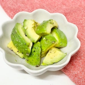 濃厚な「アボカド」がさっぱり食べられる“疲労回復”調味料とは？「腸がよろこぶ」「夏に食べたい」