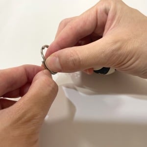 かたくて開かない「キーホルダー」の着脱がラクになる裏ワザ「家にあるもので簡単」「ネイルも割れない！」