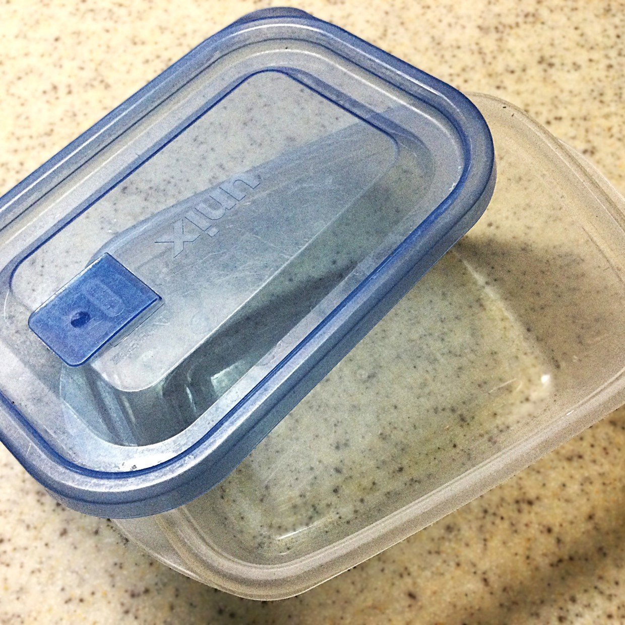  「プラスチック製保存容器」に染み込んだ“しつこい黄ばみ”を手軽に落とすワザ「やってみる」「スッキリ」 
