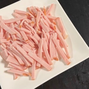 重ねるとくっついてしまう「薄切りハム」を“バラバラ”に切る簡単なコツ「一気に細切りに」